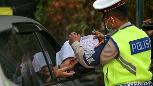 Ilustrasi polisi melakukan penilangan manual di jalan (foto/int)